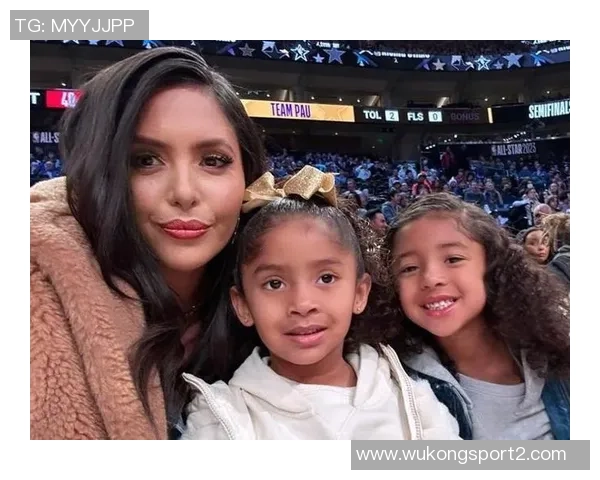 瓦妮莎全家万圣节装扮亮相加索尔陪科比家人共度温馨节日