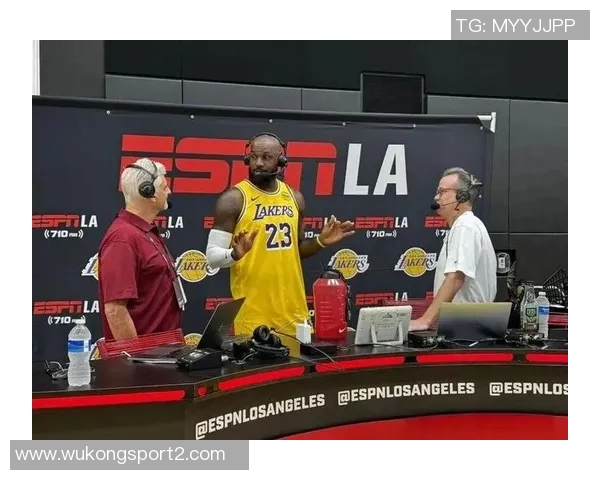 詹姆斯与湖人关系紧张球迷期待他在最后一季的归宿与传奇