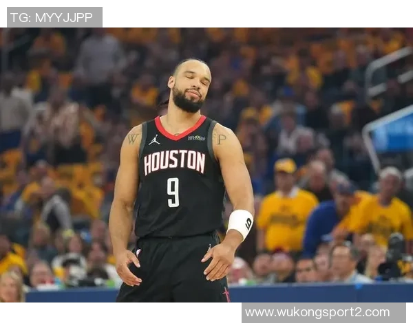 狄龙上半场表现出色12投5中罚球全中独揽14分助力球队领先 狄龙上半场表现出色12投5中罚球全中独揽14分助力球队领先